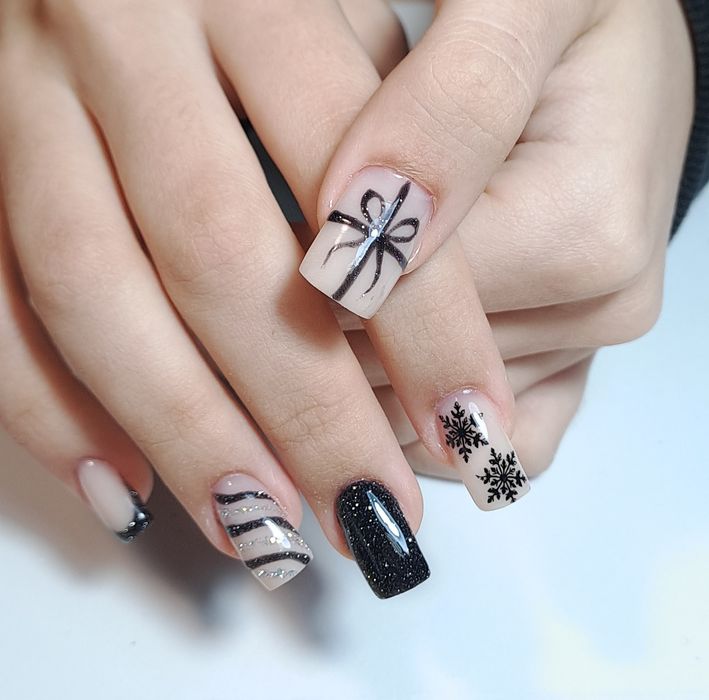 Манікюр Педикюр Нарощування нігтів