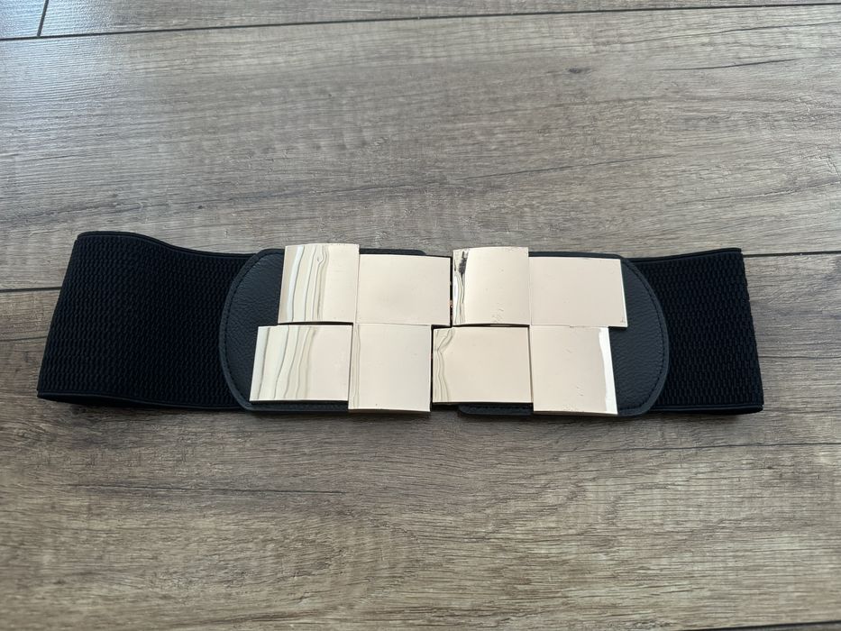 Pasek z ozdobną klamrą