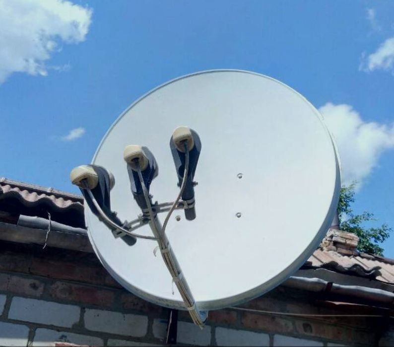Сателітарна антена на 3 головки і приставка