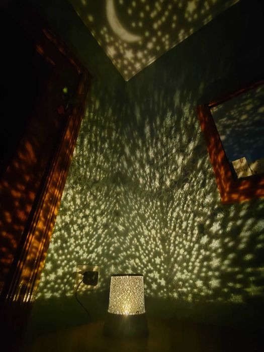 Нічник-проектор зоряного неба