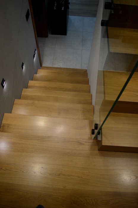 Schody drewniane dywanowe schody drewniane półkowe