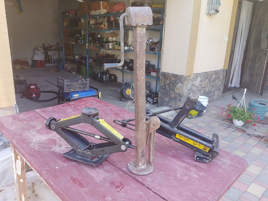 Домкрати,ключі,букс.троси,прикурювачі.