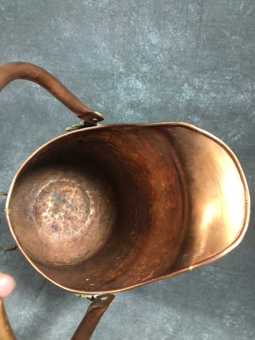 Balde de carvão de cobre antigo