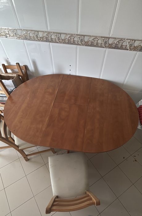 Conjunto de mesa com 6 cadeiras de madeira com expansor