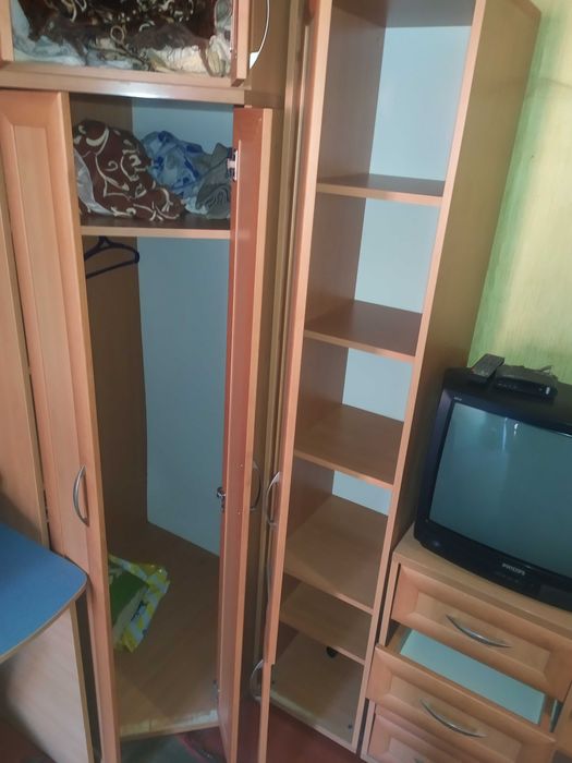 Продам шкаф кутовий дуже місткий (разом із пеналом та комодом). Центр.