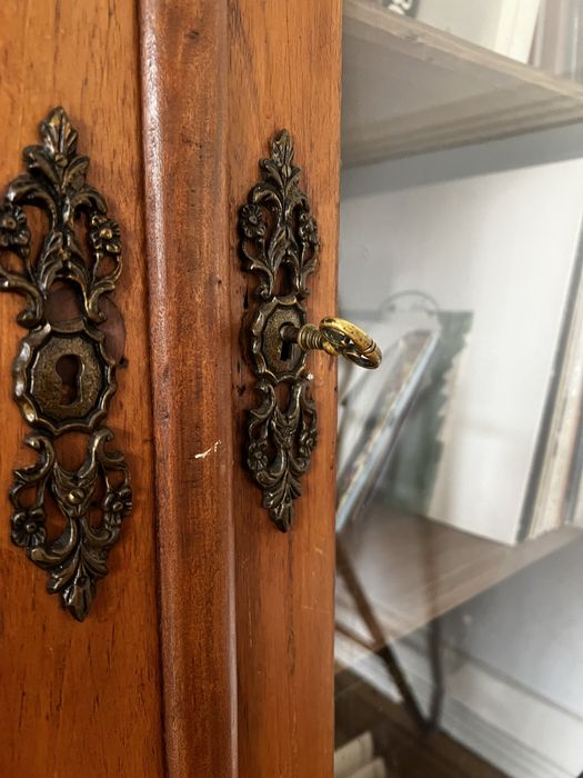 Armário Louceiro em Madeira Cerejeira. Medidas: 120cm x 195cm × 40cm