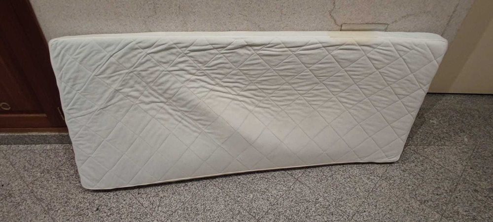 Cama criança IKEA 70 x 160 completa (estrado, colchão e roupa de cama)