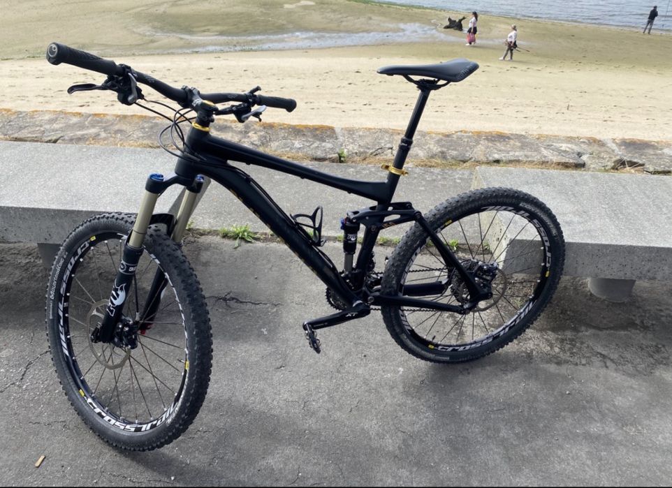 CANYON NERVE AL –Bicicleta de Montanha (BTT) com suspensão total equipada com suspensão FOX TALAS e transmissão Shimano XT.