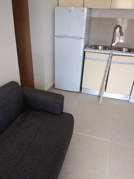 Arrenda-se casa mobilada ao ano.