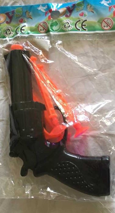 Пистолет12 см, стреляет присосками   в пакете 16-11-2 см