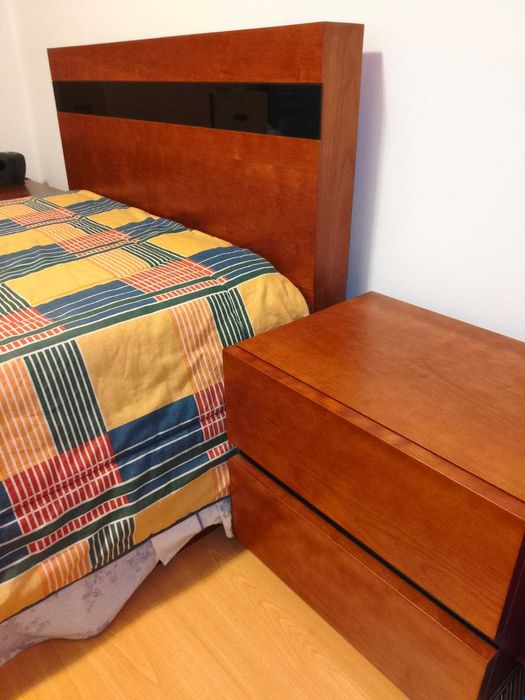 Cama individual elevatória, com arrumação, com colchão e mesa de cabeceira, em cerejeira