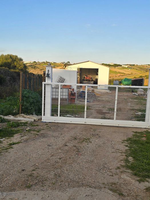 Terreno com Armazém já vedado