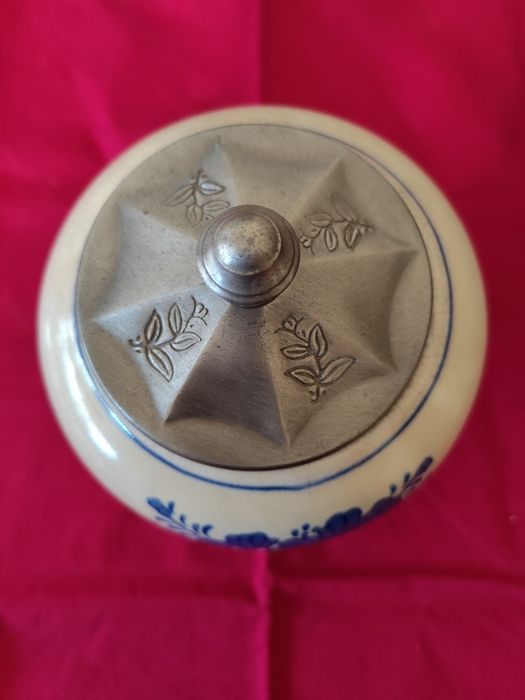 Conjuntos de estanho pintados à mão.