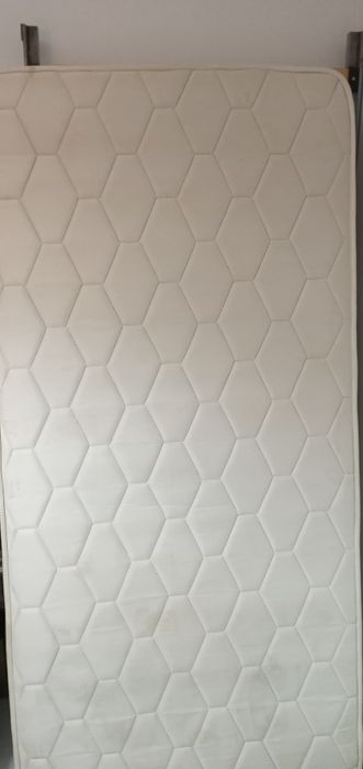 Cama com colchão novo e estrado