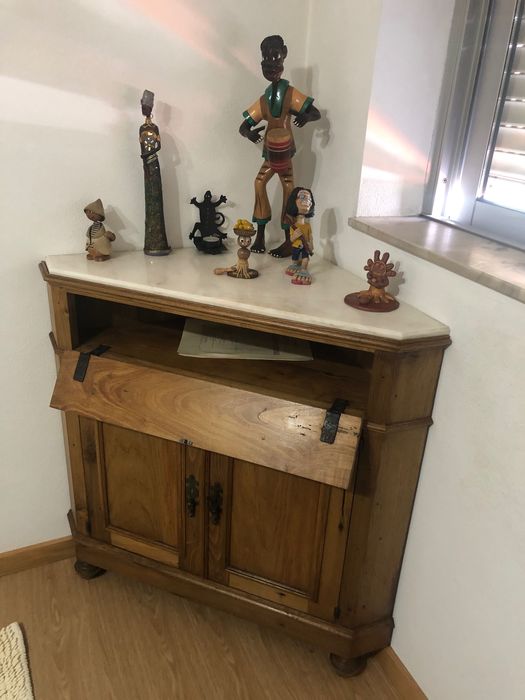 Armário de canto em madeira maciça