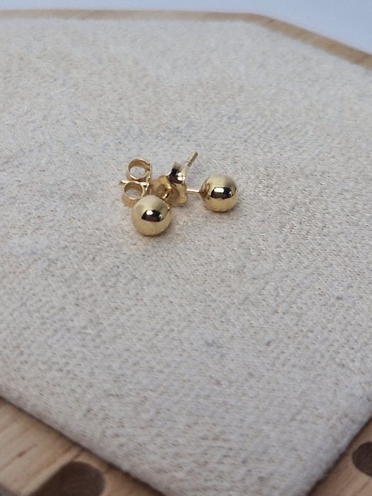 Złote kolczyki wkręty kuleczki kulki