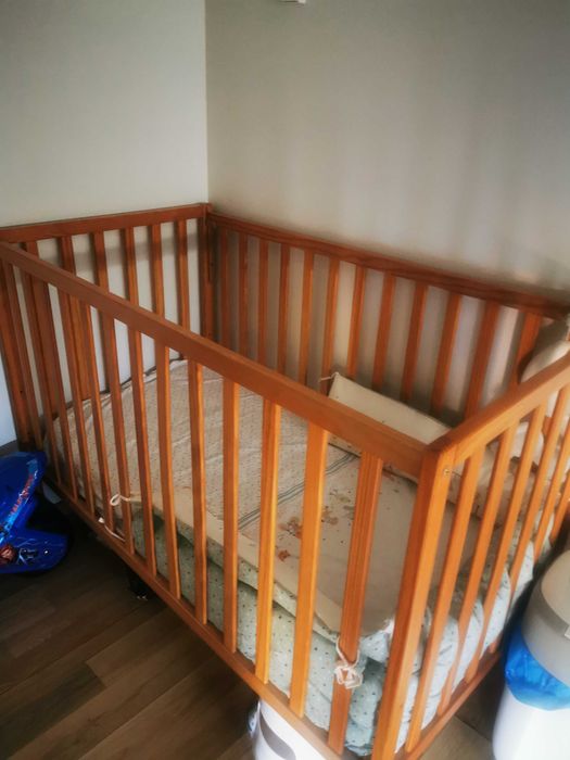 Berço para bebé dormir com colchão