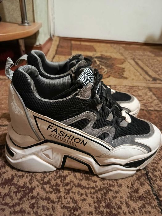 Снікерси в ідеальному стані