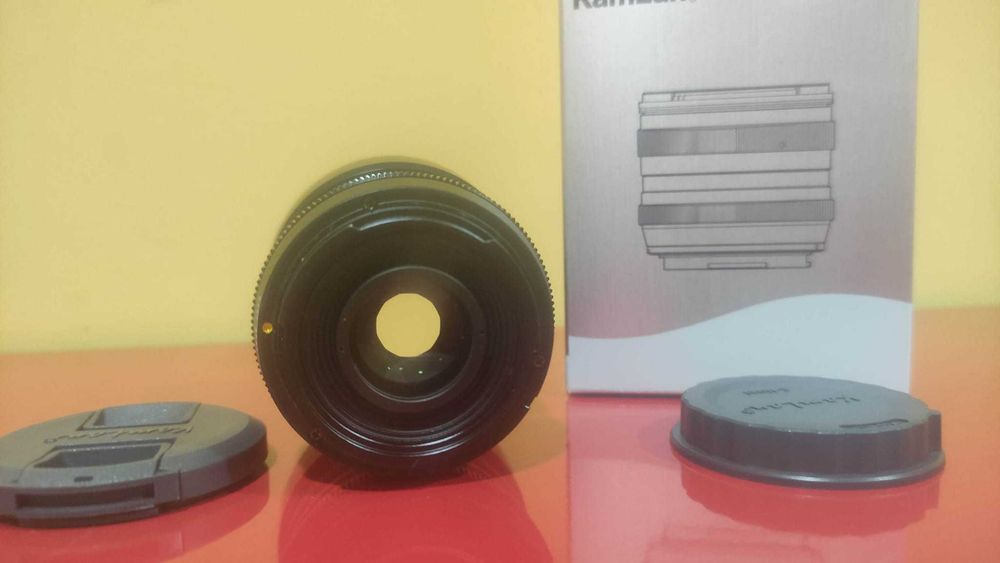 Lente Kamlan 50mm f/1.1 para câmaras Sony E.