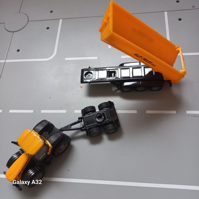 Siku traktory z maszyna Cena dot  kultywatora