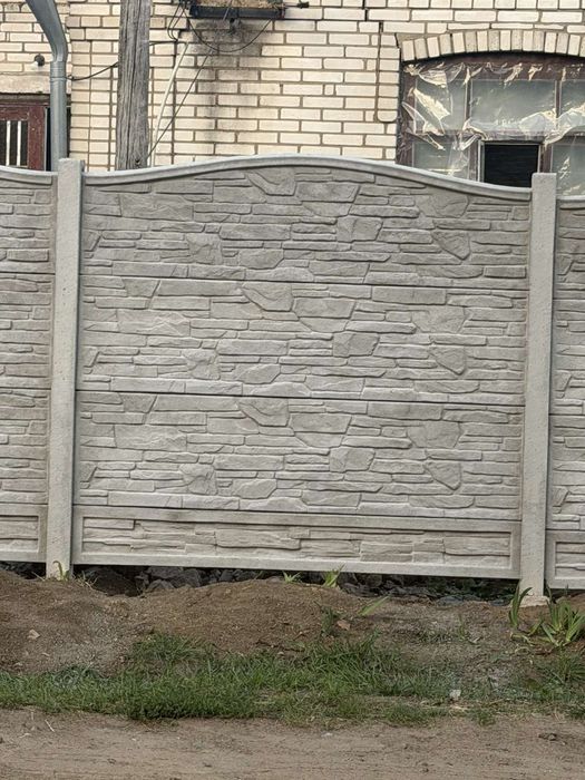 бетонний паркан,стовпчики під сітку та під саджанці