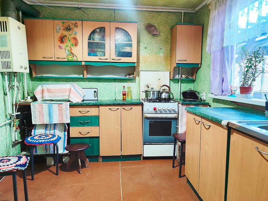 Продам цегляний будинок у центрі Дергачів з частковим ремонтом.