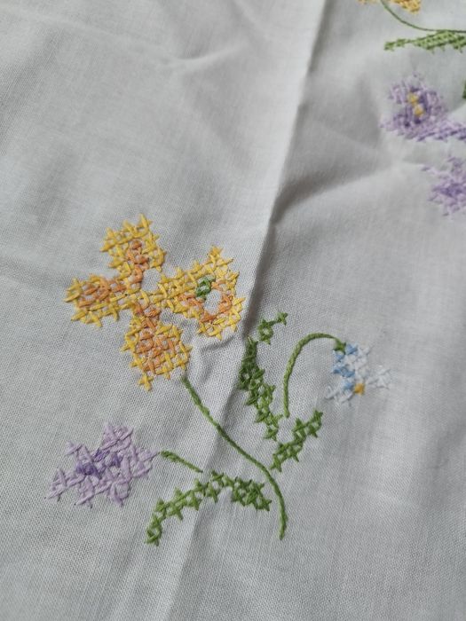 Obrus haftowany wiosenny 77 x 77