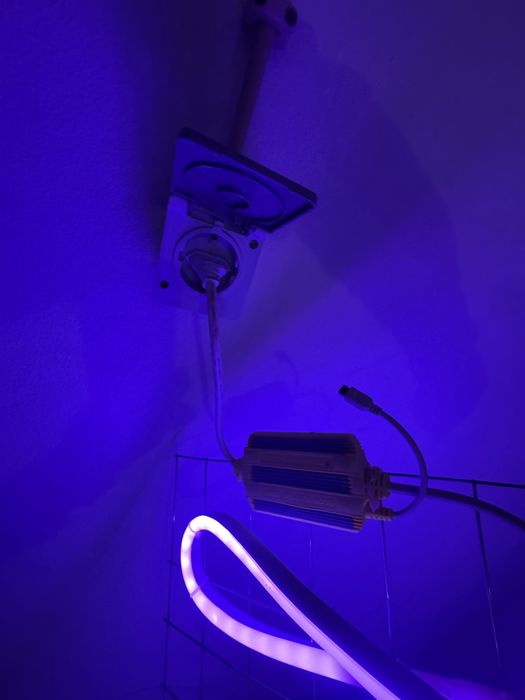 Letreiro Neon LED “Partners in Love” – Roxo/Rosa | Decoração Moderna