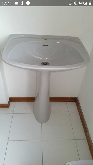Conjunto de louças de casa de banho cinzento.
