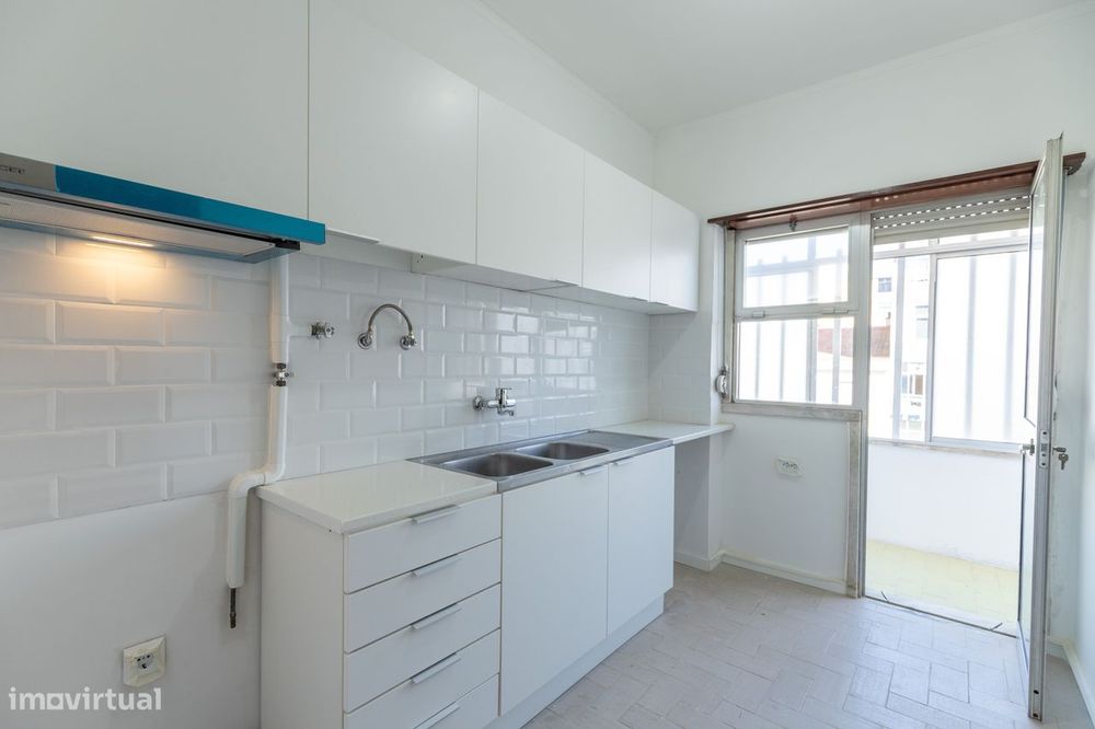 Apartamento T2 com varanda em Amora, Bem localizado — Amora, Setúbal