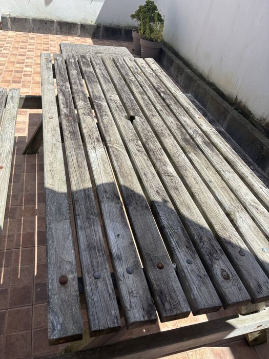 Mesa de jardim em madeira