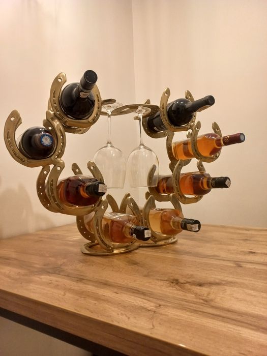 Stojak na wino i kieliszki z podków