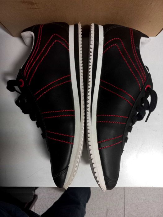 SAPATILHAS LEVIS EM PELE N° 40 completamente novas.