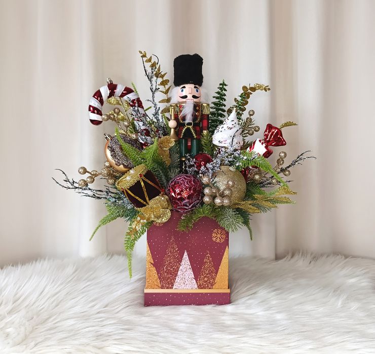 Dekoracja świąteczna. Dziadek do orzechów. Stroik świąteczny na stół.