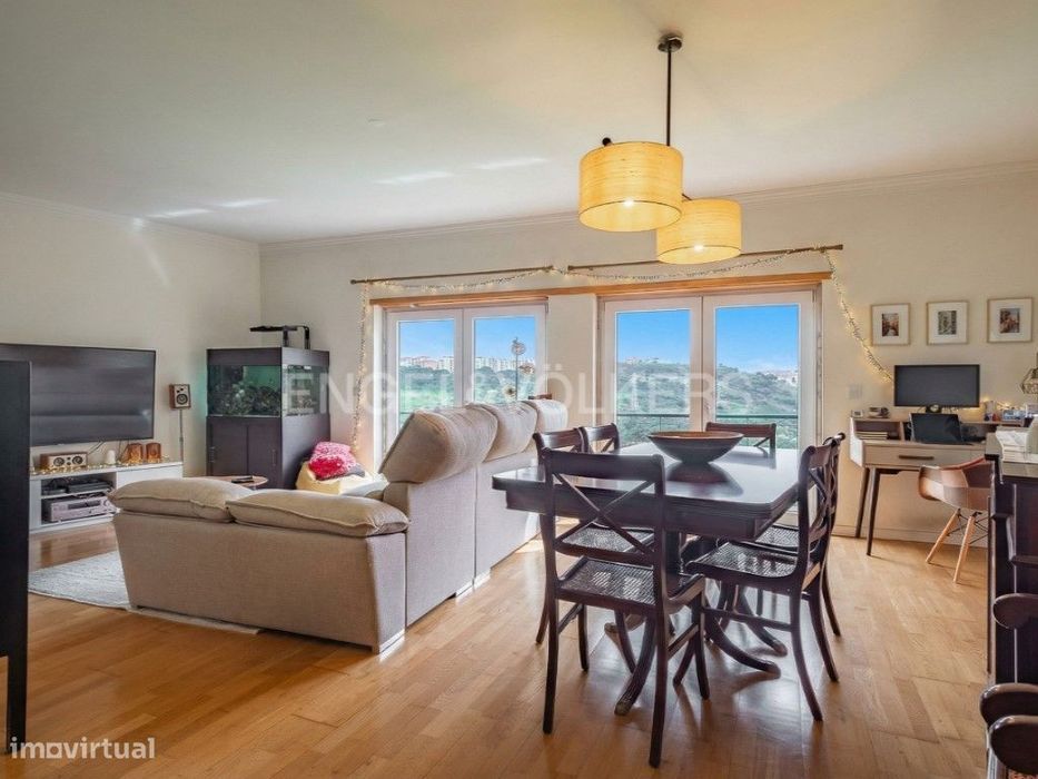 T3 em Condomínio Privado com Piscina e Ginásio em Carnaxide