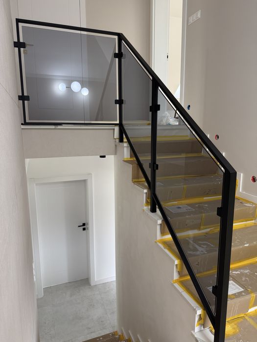 Barierka schodowa szklana metalowa nowoczesna loft