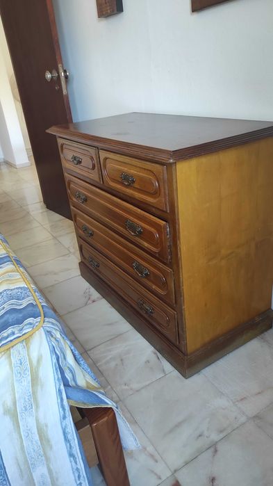 cômodas  e mesa de cabeceira em madeira maciça