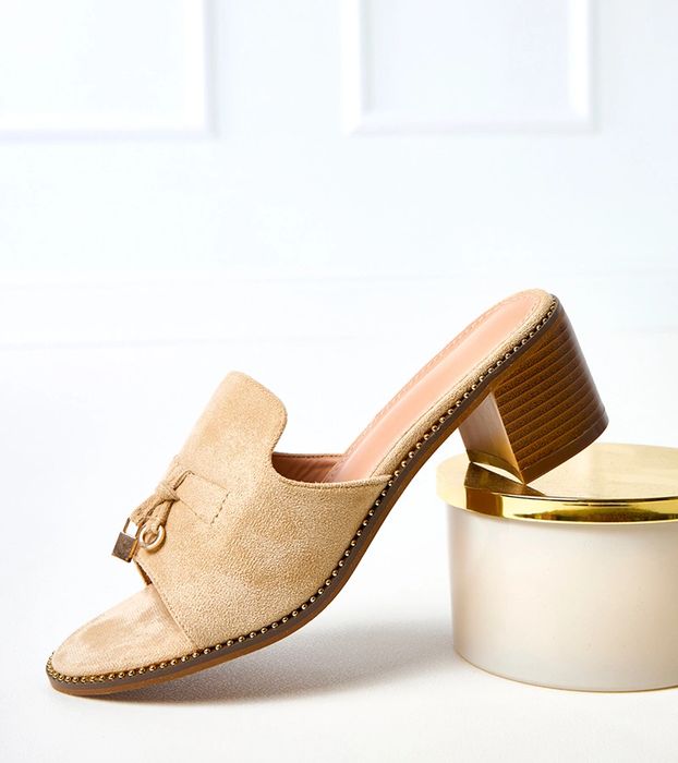 Beżowe klapki na słupku z ozdobą na pasku Gariend