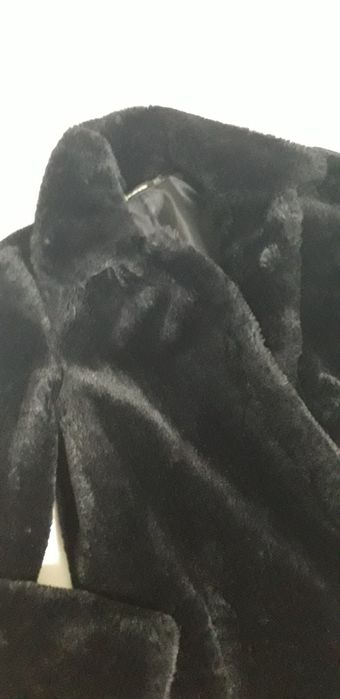 Casaco de pêlo preto de senhora