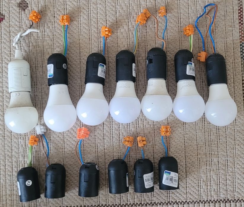 7 żarówek LED 10W=75W i 13 oprawek budowlanych