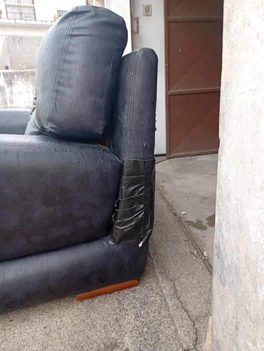 20Sofá de 2 lugares em couro