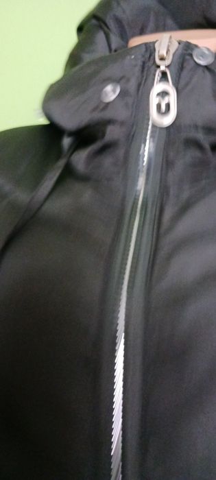 Czarna błyszcząca pikowana kurtka z kapturem rozm40