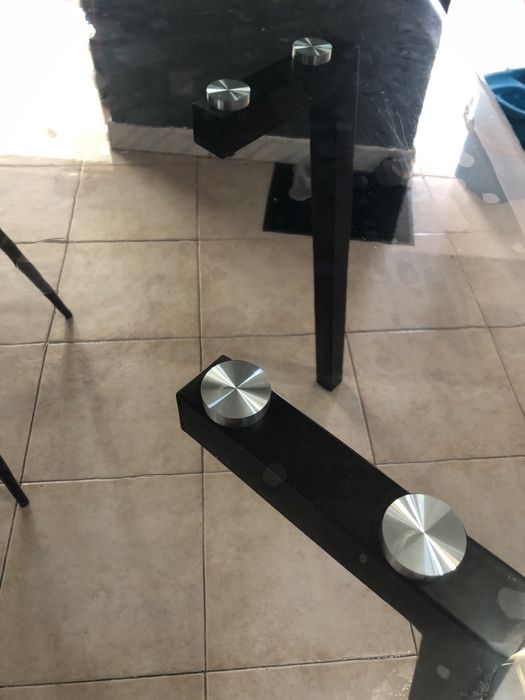 Mesa em vidro sem cadeiras