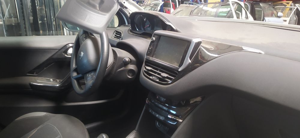 Peugeot 208    .