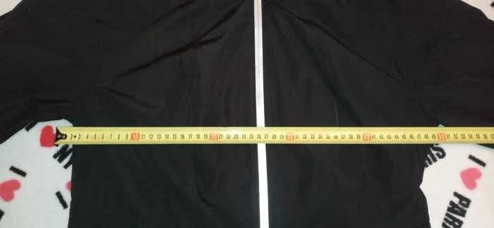 Плащ жіночий чорного кольору з срібними вставками та капюшоном.