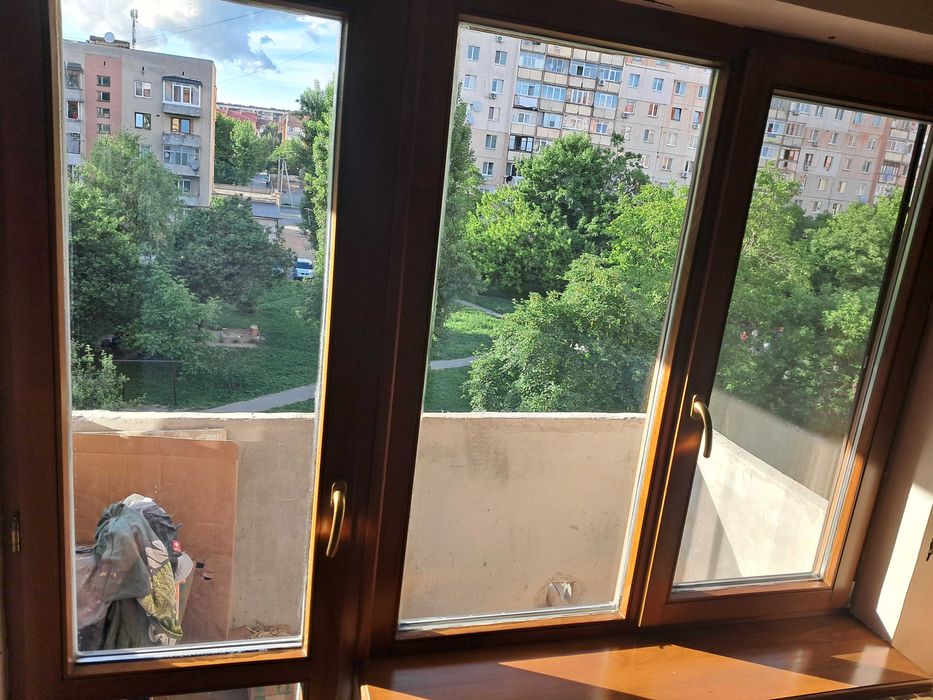 Вікно та двері деревяне євробрус склопакет стандарт для панельного будинку з підвіконником та сіткою Вікно136 на 142 висота Двері Вис 217 Ширина 67
