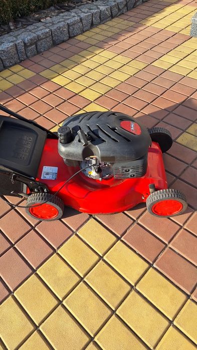 Газонокосарка  бензинова.