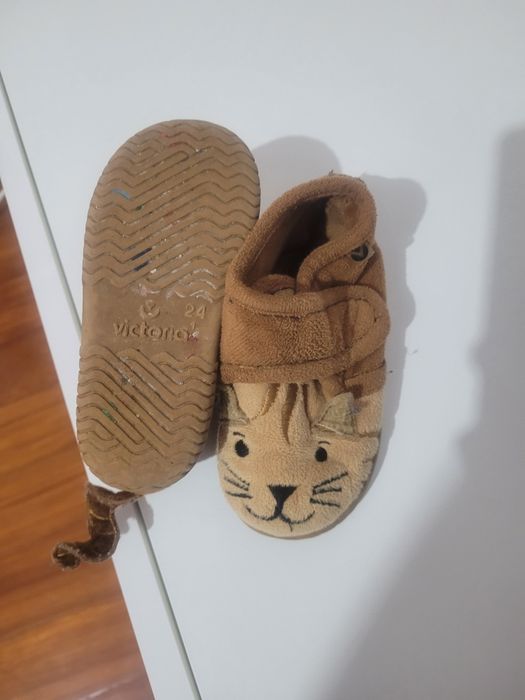 Pantufas/sapatinhos de quarto da marca Victoria, número 24,