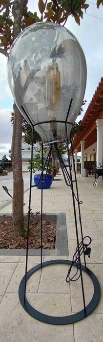 Candeeiro de Pé Grande – Design Moderno