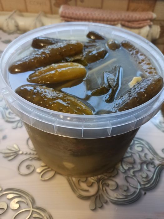 Квашені малосольні огірки